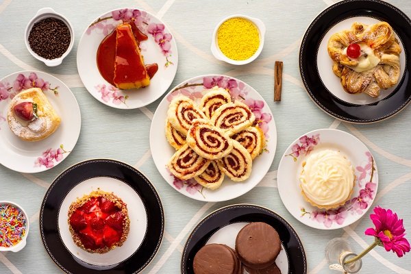 Desserter upplagda på fat